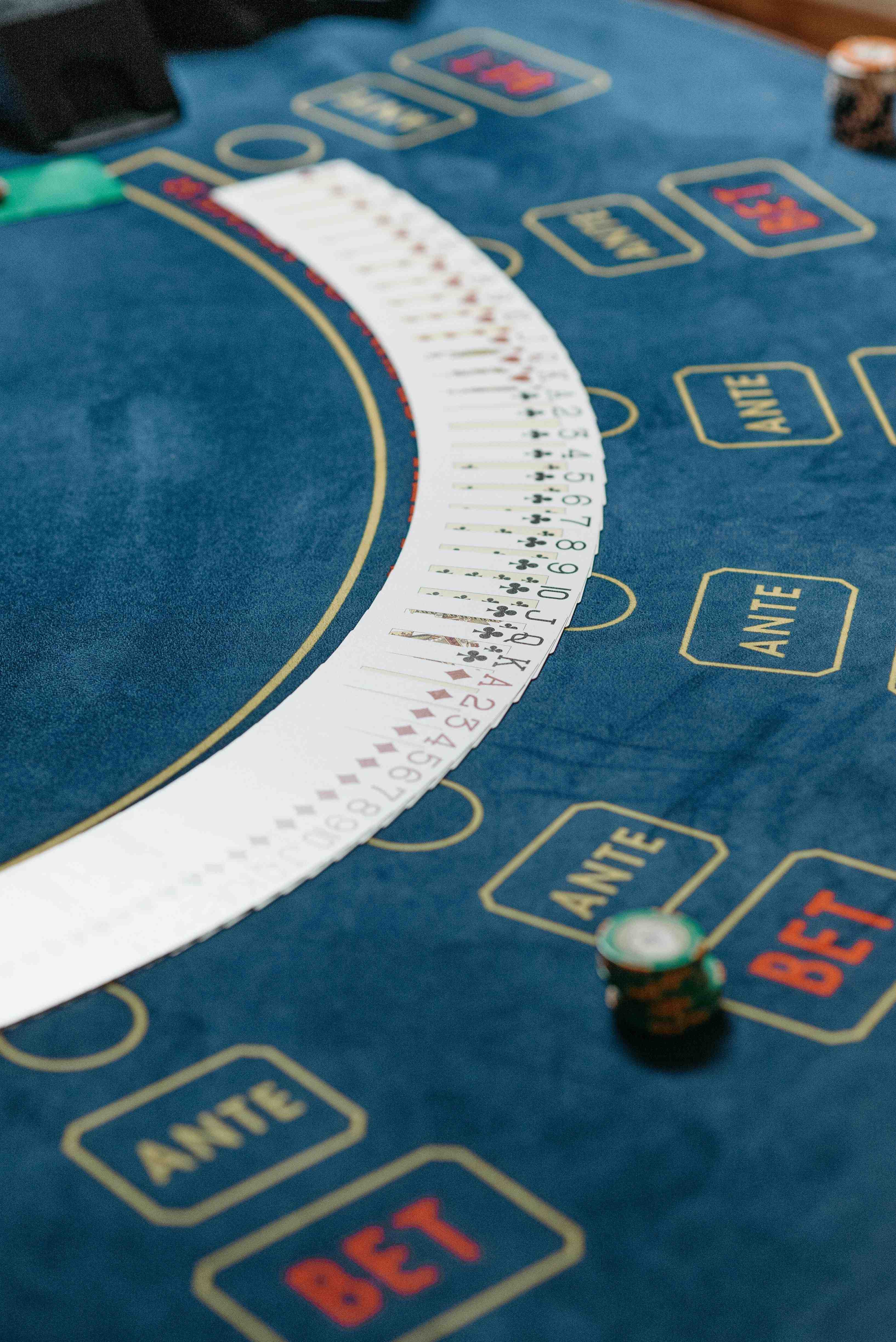 Pemain menikmati fitur sportsbook sloter dengan smartphone di tangan mereka